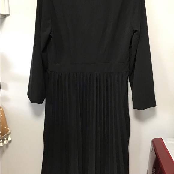 Beautiful black pleated dress… pin not included or the necklace. Size Large - Picture 2 of 4